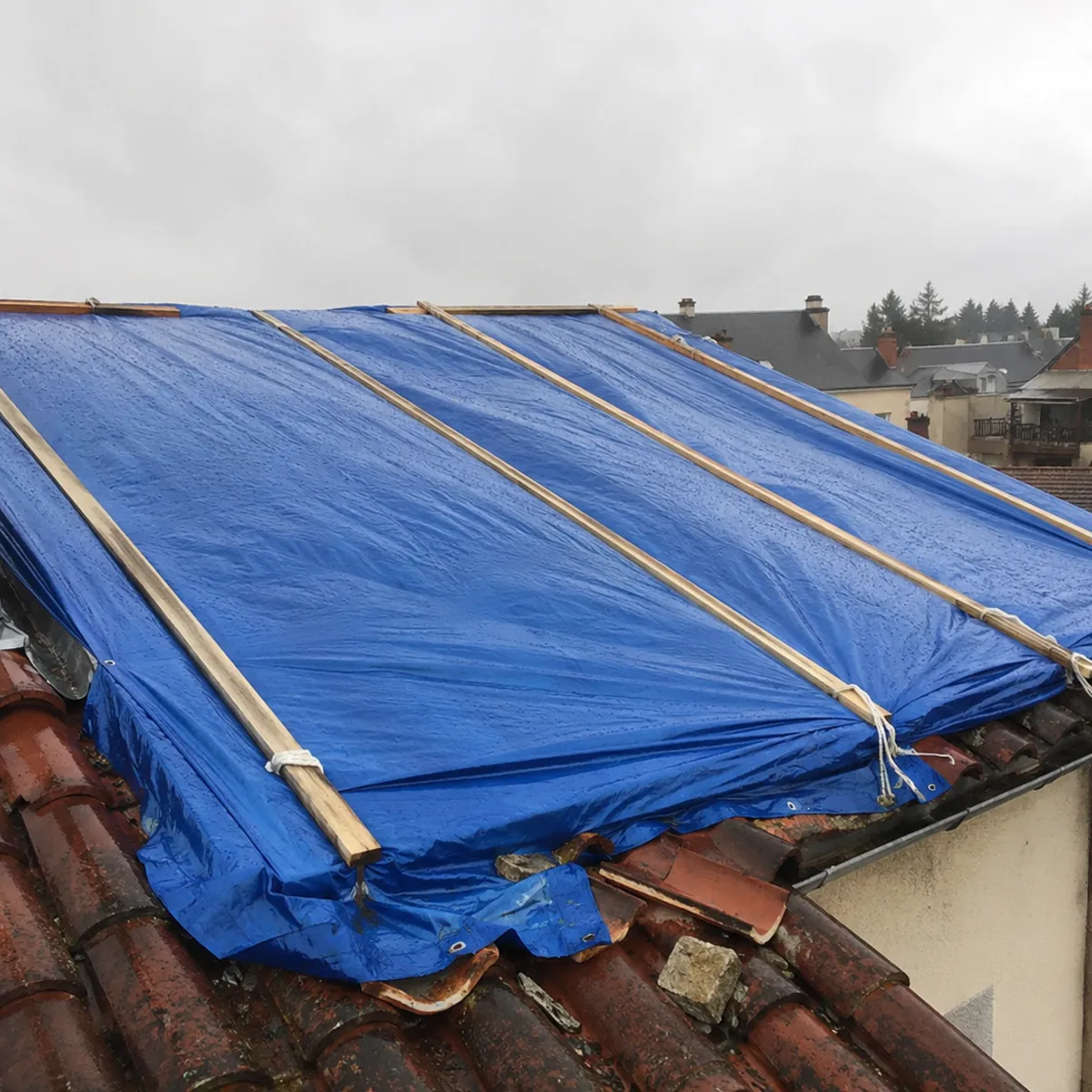 Bâchage d'urgence sur une toiture endommagée, intervention d'un couvreur à Tarbes