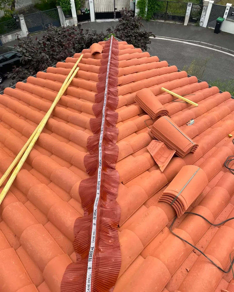 Faîtage monté à sec sur closoir ventilé par un couvreur à Tarbes